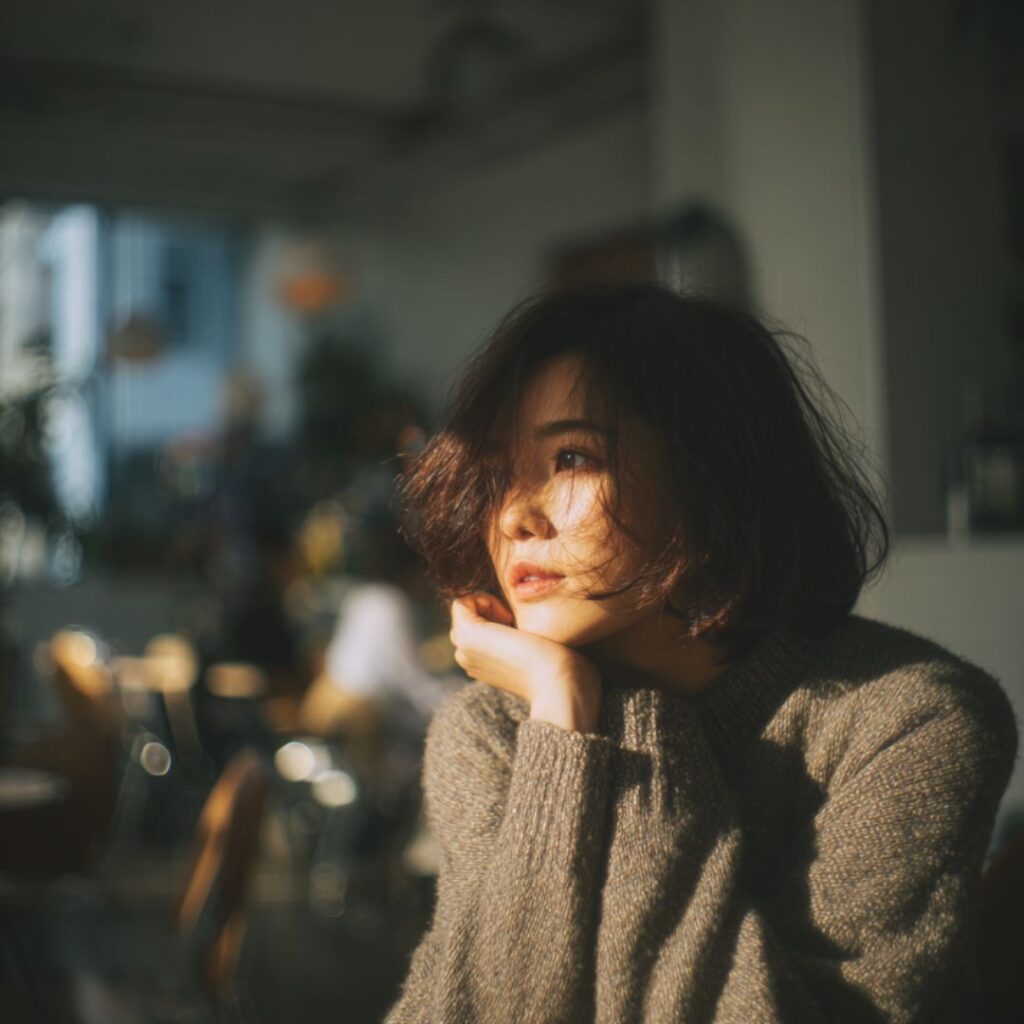 マリッジブルーかもと悩む女性の画像