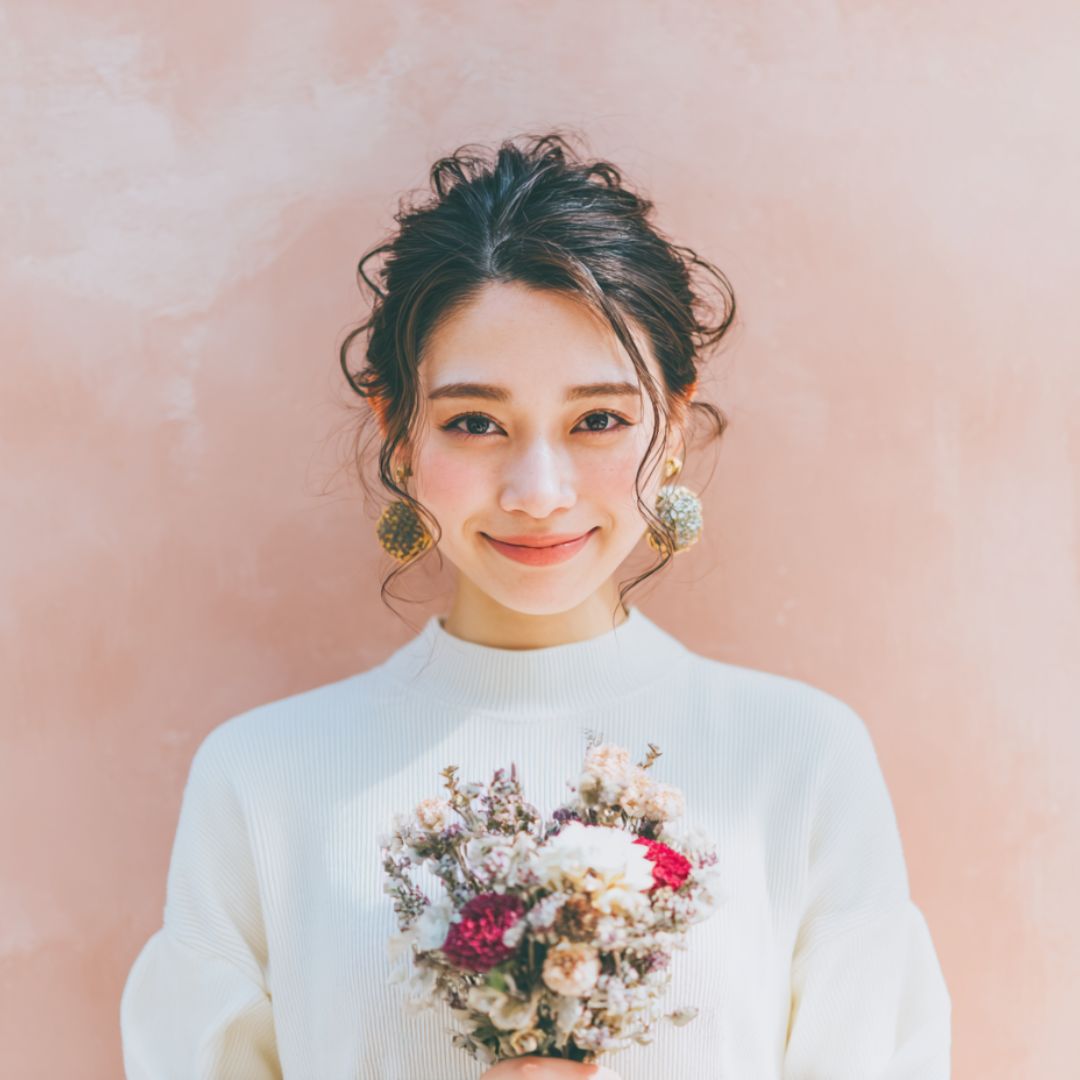 婚活中で、相手へのプレゼントを考える女性の画像