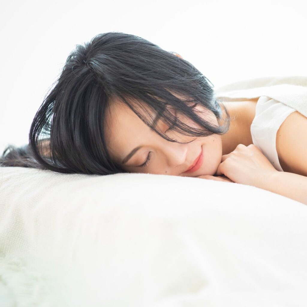 片思い、復縁について悩み疲れた女性の画像