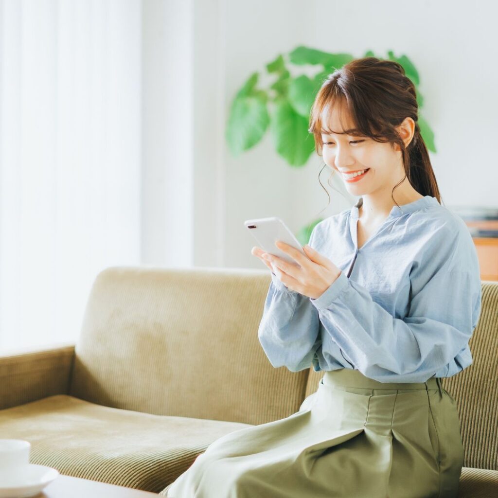 マッチングアプリを使う女性の画像