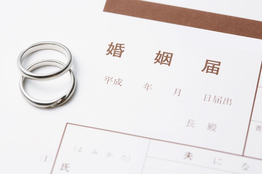 結婚指輪と婚姻届け